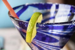 Primer extremo del labio de la clase swirly azul del margarita con la cal y la sal en el borde - foco selectivo fotografía de archivo libre de regalías Primer extremo del labio de la clase swirly azul del margarita con la cal y la sal en el borde - foco selectivo fotografía de archivo libre de regalías