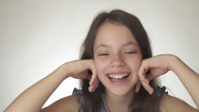 Primer feliz hermoso de los sueños del adolescente, de la sonrisa y de la risa en el vídeo blanco de la cantidad de la acción del metrajes Primer feliz hermoso de los sueños del adolescente, de la sonrisa y de la risa en el vídeo blanco de la cantidad de la acción del metrajes