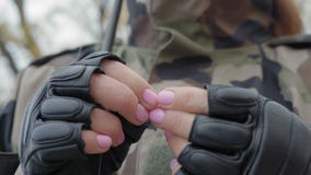 Primer, guantes de cuero de las muchachas del pescador de las muchachas de las manos atar cebo en el gancho almacen de video Primer, guantes de cuero de las muchachas del pescador de las muchachas de las manos atar cebo en el gancho almacen de video