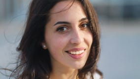 Primer hermoso de la muchacha caucásica atractiva en capa azul clara de los vaqueros con los labios rosados blandos que se mueven Primer hermoso de la muchacha caucásica atractiva en capa azul clara de los vaqueros con los labios rosados blandos que se mueven
