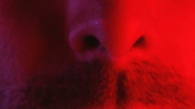 Primer macro de la nariz del hombre que huele o que huele o que respira intenso almacen de metraje de vídeo Primer macro de la nariz del hombre que huele o que huele o que respira intenso almacen de metraje de vídeo