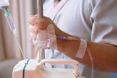 Primer Mano masculina con un dropper durante la quimioterapia en un hospital Mano con un dropper La salud es un tema de la salud foto de archivo Primer Mano masculina con un dropper durante la quimioterapia en un hospital Mano con un dropper La salud es un tema de la salud foto de archivo