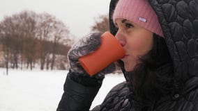Primer, mujer en café caliente de las bebidas del casquillo en el invierno en el bosque metrajes Primer, mujer en café caliente de las bebidas del casquillo en el invierno en el bosque metrajes