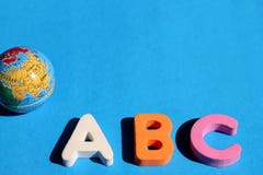 Primera letra de ABC del alfabeto inglés y un pequeño globo en un fondo azul Espacio vac?o para el texto Aprendizaje de idioma ex imágenes de archivo libres de regalías Primera letra de ABC del alfabeto inglés y un pequeño globo en un fondo azul Espacio vac?o para el texto Aprendizaje de idioma ex imágenes de archivo libres de regalías