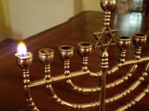 Primera noche de Hanukkah, la primera vela del menorah fotografía de archivo libre de regalías Primera noche de Hanukkah, la primera vela del menorah fotografía de archivo libre de regalías