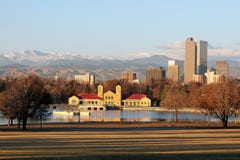 Primo mattino nella sosta della città, Denver, Colorado fotografia stock Primo mattino nella sosta della città, Denver, Colorado fotografia stock