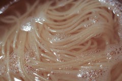 Primo piano degli spaghetti bolliti in acqua bollente in una casseruola fotografia stock libera da diritti Primo piano degli spaghetti bolliti in acqua bollente in una casseruola fotografia stock libera da diritti