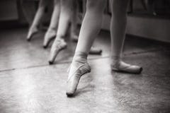 Primo piano dei piedi della ballerina sulle scarpe del pointe nel corridoio di ballo V immagine stock Primo piano dei piedi della ballerina sulle scarpe del pointe nel corridoio di ballo V immagine stock