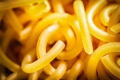 Primo piano dei vermicelli, macro, saporito crudo torto giallo fotografia stock libera da diritti Primo piano dei vermicelli, macro, saporito crudo torto giallo fotografia stock libera da diritti