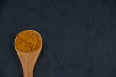 Primo piano del cucchiaio di legno con curry immagini stock libere da diritti Primo piano del cucchiaio di legno con curry immagini stock libere da diritti