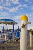Primo piano del palo con la corda che divide la spiaggia privata Fotografie Stock Primo piano del palo con la corda che divide la spiaggia privata Fotografie Stock