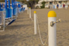 Primo piano del palo con la corda che divide la spiaggia privata Fotografie Stock Primo piano del palo con la corda che divide la spiaggia privata Fotografie Stock