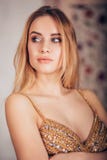 Primo piano del ritratto affascinante della donna bionda sexy in vestito dorato Bella ragazza che osserva al lato fotografia stock Primo piano del ritratto affascinante della donna bionda sexy in vestito dorato Bella ragazza che osserva al lato fotografia stock