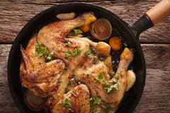 Primo piano del tabacco del pollo in una padella sulla tavola horizonta immagine stock Primo piano del tabacco del pollo in una padella sulla tavola horizonta immagine stock