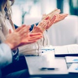 Primo piano della gente di affari che applaude le mani Seminario di affari fotografia stock libera da diritti Primo piano della gente di affari che applaude le mani Seminario di affari fotografia stock libera da diritti