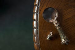 Primo piano della lente di ingrandimento, lente d'annata fatta a mano sul fondo di legno scuro della tavola, concetto della ricer fotografie stock libere da diritti Primo piano della lente di ingrandimento, lente d'annata fatta a mano sul fondo di legno scuro della tavola, concetto della ricer fotografie stock libere da diritti