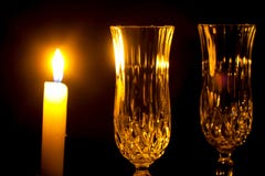 Primo piano della luce di natale di vetro di vino e delle candele fotografia stock libera da diritti Primo piano della luce di natale di vetro di vino e delle candele fotografia stock libera da diritti