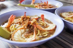 Primo piano delle ciotole delle tagliatelle del gamberetto della minestra di Hokkien immagini stock libere da diritti Primo piano delle ciotole delle tagliatelle del gamberetto della minestra di Hokkien immagini stock libere da diritti
