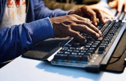 Primo piano delle mani che lavorano alla tastiera di computer immagini stock Primo piano delle mani che lavorano alla tastiera di computer immagini stock