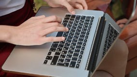 Primo piano delle mani del ` s della ragazza sul computer portatile Ragazza che scrive, facendo uso del computer portatile all'ap video d archivio Primo piano delle mani del ` s della ragazza sul computer portatile Ragazza che scrive, facendo uso del computer portatile all'ap video d archivio