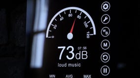 Primo piano dello schermo del fonometro nei decibel Fonometro elettronico moderno intorno archivi video Primo piano dello schermo del fonometro nei decibel Fonometro elettronico moderno intorno archivi video