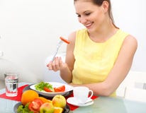 Primo piano di bella donna che mangia alimento sano fotografia stock libera da diritti Primo piano di bella donna che mangia alimento sano fotografia stock libera da diritti