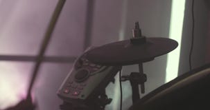 Primo piano di un batterista durante la prestazione di concerto azione Strumento di percussione Batterista anonimo Drumming in sc stock footage Primo piano di un batterista durante la prestazione di concerto azione Strumento di percussione Batterista anonimo Drumming in sc stock footage