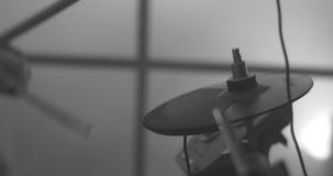 Primo piano di un batterista durante la prestazione di concerto, monocromatico azione Strumento di percussione Batterista anonimo video d archivio Primo piano di un batterista durante la prestazione di concerto, monocromatico azione Strumento di percussione Batterista anonimo video d archivio