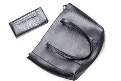 Primo piano nero alla moda della borsa e della borsa, vista superiore, isolata su fondo bianco immagini stock libere da diritti Primo piano nero alla moda della borsa e della borsa, vista superiore, isolata su fondo bianco immagini stock libere da diritti