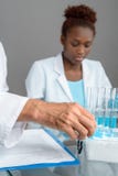 Primo piano su una mano che prende campione scientifico fotografia stock Primo piano su una mano che prende campione scientifico fotografia stock