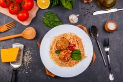 Primo piano, vista superiore, spaghetti con formaggio grattugiato e polpette su un piatto, tavola di legno fotografie stock Primo piano, vista superiore, spaghetti con formaggio grattugiato e polpette su un piatto, tavola di legno fotografie stock