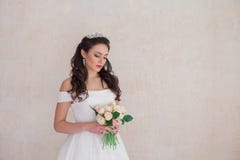 A princesa da noiva está em um vestido de casamento com flores foto de stock royalty free A princesa da noiva está em um vestido de casamento com flores foto de stock royalty free