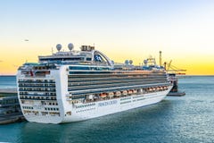Principessa di corona Cruise Ship messa in bacino al terminale del porto di crociera di Barcellona al tramonto immagine stock Principessa di corona Cruise Ship messa in bacino al terminale del porto di crociera di Barcellona al tramonto immagine stock