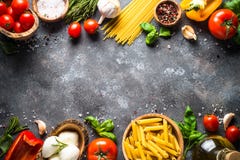 Priorità bassa italiana dell'alimento Pasta, erbe, verdure sul principale nero v immagini stock libere da diritti Priorità bassa italiana dell'alimento Pasta, erbe, verdure sul principale nero v immagini stock libere da diritti