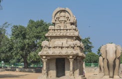 Pris à cinq Rathas chez Mahabalipuram, avec le temple et l'éléphant photos libres de droits Pris à cinq Rathas chez Mahabalipuram, avec le temple et l'éléphant photos libres de droits