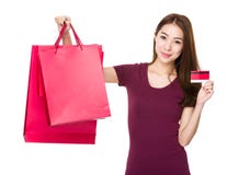 Prise de femme avec le panier et la carte de crédit Image stock Prise de femme avec le panier et la carte de crédit Image stock