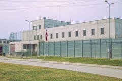 Prisión criminal, edificio blanco con las parrillas y cercas del hierro Foto 2019 del viaje imagenes de archivo Prisión criminal, edificio blanco con las parrillas y cercas del hierro Foto 2019 del viaje imagenes de archivo
