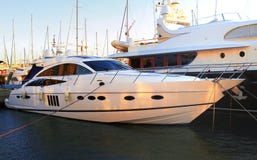 Private Bewegungsluxusyacht auf dem jett lizenzfreie stockfotografie Private Bewegungsluxusyacht auf dem jett lizenzfreie stockfotografie