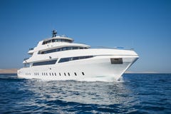 Privates Bewegungsyachtluxussegeln in Meer stockbild Privates Bewegungsyachtluxussegeln in Meer stockbild