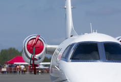 Privé jet op het vliegveld stock foto Privé jet op het vliegveld stock foto