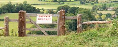 Privé maintenez le signe dans le Cotswolds dans Gloucestershire image stock Privé maintenez le signe dans le Cotswolds dans Gloucestershire image stock