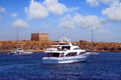 Privé motorjacht die aan ankerplaats in Tabarca-eiland naderbij komen Stock Foto's Privé motorjacht die aan ankerplaats in Tabarca-eiland naderbij komen Stock Foto's