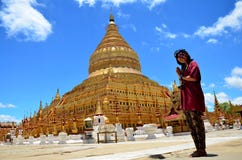 Prière thaïlandaise de femme de la pagoda de Shwezigon ou du Shwezigon Paya dans Bagan, Myanmar photo libre de droits Prière thaïlandaise de femme de la pagoda de Shwezigon ou du Shwezigon Paya dans Bagan, Myanmar photo libre de droits