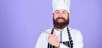 Probeer speciaal iets Speciale aanbieding van chef-kok Zekere gebaarde gelukkige chef-kok witte eenvormig Mijn geheim tipt culina royalty-vrije stock afbeeldingen Probeer speciaal iets Speciale aanbieding van chef-kok Zekere gebaarde gelukkige chef-kok witte eenvormig Mijn geheim tipt culina royalty-vrije stock afbeeldingen