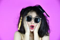 Problemas secos e danificados do cabelo, preocupação da jovem mulher sobre seu cabelo tangled desarrumado fotos de stock royalty free Problemas secos e danificados do cabelo, preocupação da jovem mulher sobre seu cabelo tangled desarrumado fotos de stock royalty free