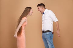 Problème entre l'homme dans la chemise occasionnelle blanche et les longs cheveux W blond image libre de droits Problème entre l'homme dans la chemise occasionnelle blanche et les longs cheveux W blond image libre de droits