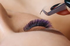 Procedimiento de la extensi?n de la pesta?a Ojo de la mujer con las pesta?as azules largas Efecto de Ombre Ci?rrese para arriba, foto de archivo Procedimiento de la extensi?n de la pesta?a Ojo de la mujer con las pesta?as azules largas Efecto de Ombre Ci?rrese para arriba, foto de archivo