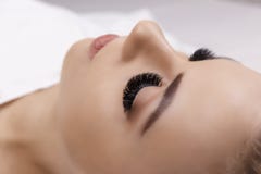 Procedimiento de la extensión de la pestaña Ojo de la mujer con las pestañas largas Ciérrese para arriba, foco selectivo Hollywoo fotos de archivo Procedimiento de la extensión de la pestaña Ojo de la mujer con las pestañas largas Ciérrese para arriba, foco selectivo Hollywoo fotos de archivo
