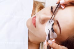 Procedimiento de la extensión de la pestaña Ojo de la mujer con las pestañas largas Latigazos, cierre para arriba, macro, foco se fotos de archivo Procedimiento de la extensión de la pestaña Ojo de la mujer con las pestañas largas Latigazos, cierre para arriba, macro, foco se fotos de archivo