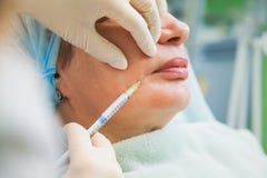 Procedura cosmetologic della pelle di ringiovanimento dell'iniezione della donna senior fotografie stock Procedura cosmetologic della pelle di ringiovanimento dell'iniezione della donna senior fotografie stock